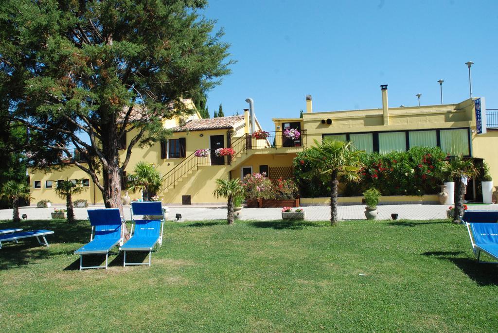 Camping Village Mar y Sierra San Costanzo Exterior foto