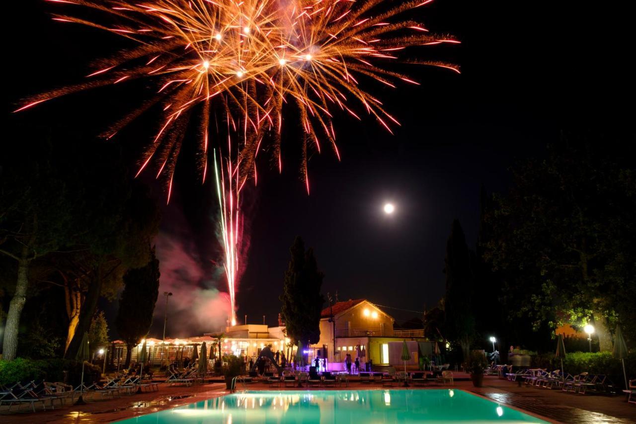 Camping Village Mar y Sierra San Costanzo Exterior foto
